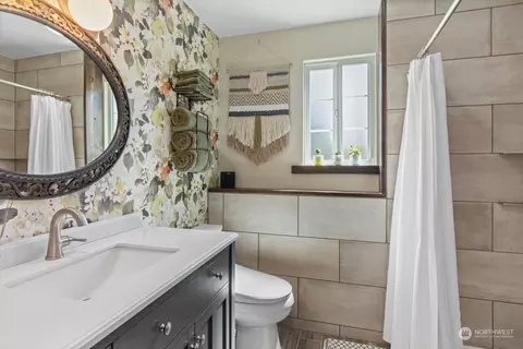 Bath - 16905 17th Ave SE, Bothell, WA 98012 photo 3 of 4