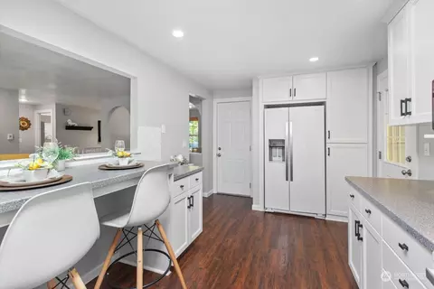 Kitchen - 16905 17th Ave SE, Bothell, WA 98012 photo 4 of 5