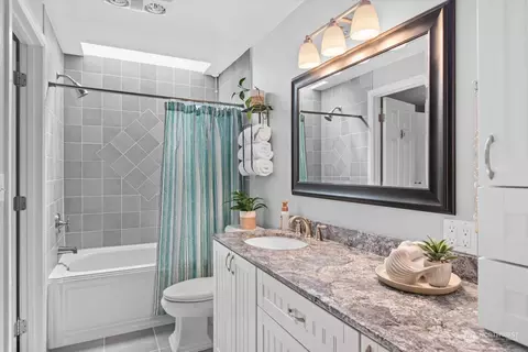 Bath - 16905 17th Ave SE, Bothell, WA 98012 photo 2 of 4