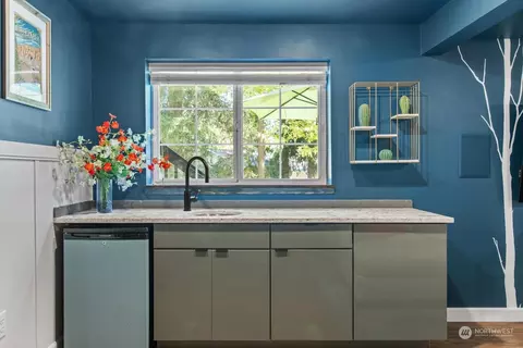Kitchen - 16905 17th Ave SE, Bothell, WA 98012 photo 5 of 5