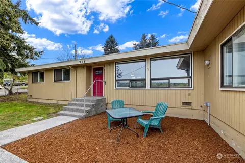 914 S 206th St, Des Moines, WA 98198