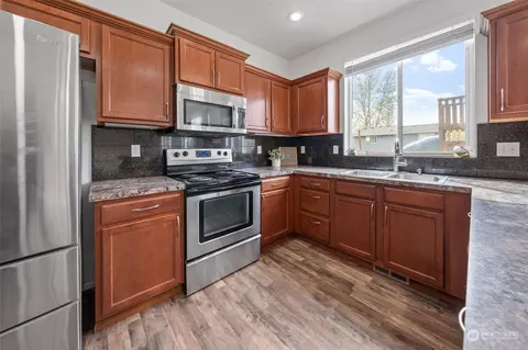 Kitchen - 20014 45th Ln E, Spanaway, WA 98387 photo 4 of 5