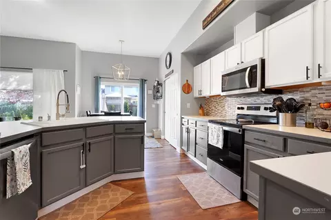 Kitchen - 606 Callendar St NW, Orting, WA 98360 photo 4 of 4