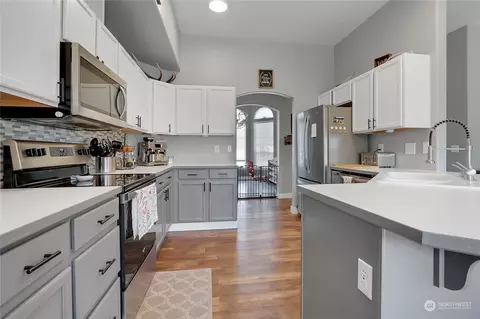 Kitchen - 606 Callendar St NW, Orting, WA 98360 photo 2 of 4