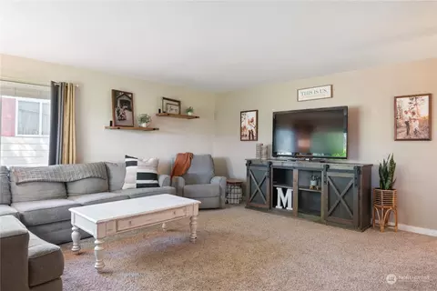 Living - 3128 Hemlock St, Longview, WA 98632 photo 2 of 3