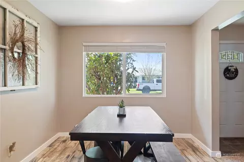 Dining - 3128 Hemlock St, Longview, WA 98632 photo 1 of 1