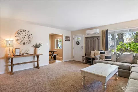 Living - 3128 Hemlock St, Longview, WA 98632 photo 1 of 3
