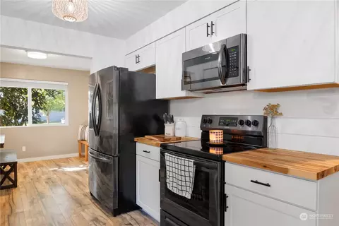 Kitchen - 3128 Hemlock St, Longview, WA 98632 photo 3 of 3