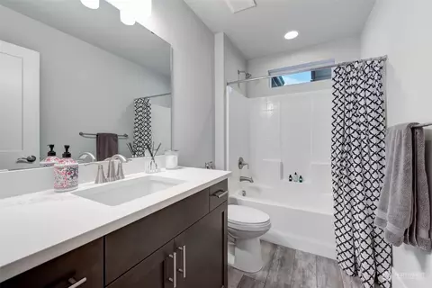 Bath - 524 SE Pl Se 238th #D, Bothell, WA 98021 photo 3 of 4
