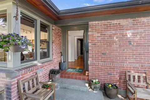 Exterior - 2801 29th Ave W, Seattle, WA 98199 photo 4 of 17