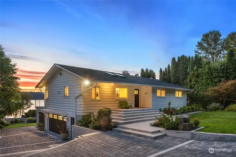 1601 E Lake Sammamish Pl SE, Sammamish, WA 98075