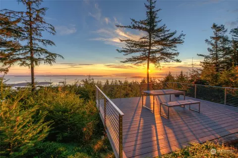 Exterior - 306 Saddle Ln, Eastsound, WA 98245 photo 1 of 6