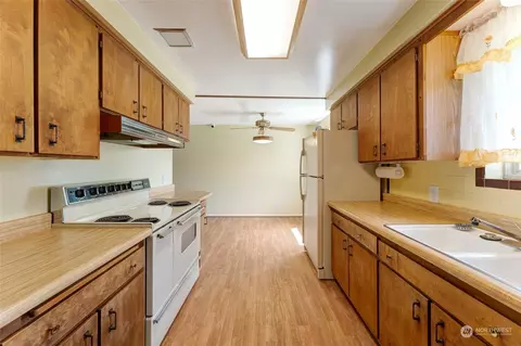 Kitchen - 604 E Beech St, Everett, WA 98203 photo 5 of 5