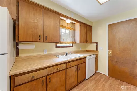 Kitchen - 604 E Beech St, Everett, WA 98203 photo 3 of 5