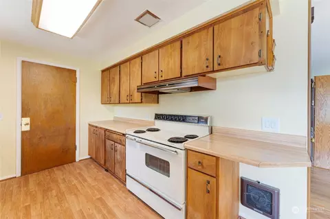 Kitchen - 604 E Beech St, Everett, WA 98203 photo 4 of 5