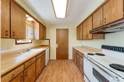 Kitchen - 604 E Beech St, Everett, WA 98203 photo 2 of 5