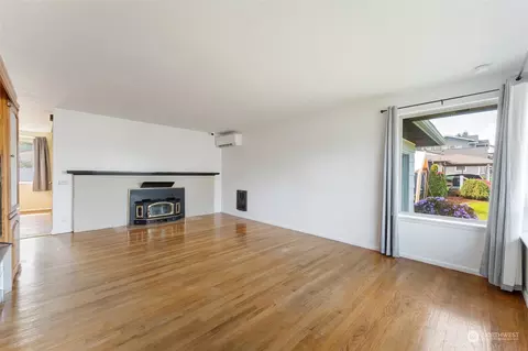 Living - 604 E Beech St, Everett, WA 98203 photo 2 of 2