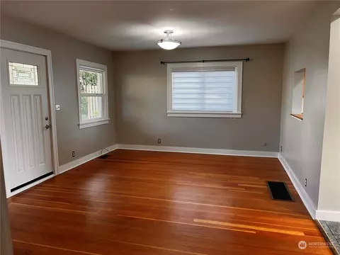 2024 James St, Enumclaw, WA 98022 photo 2