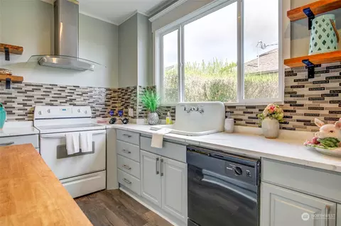 Kitchen - 108 E 8th St, Aberdeen, WA 98520 photo 3 of 3