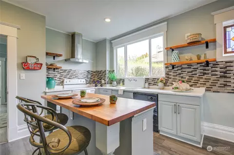 Kitchen - 108 E 8th St, Aberdeen, WA 98520 photo 2 of 3