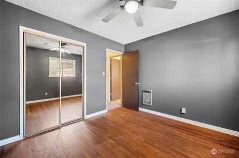 Bedroom - 1128 20th Ave, Longview, WA 98632 photo 2 of 4