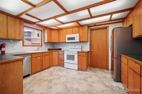 Kitchen - 1128 20th Ave, Longview, WA 98632 photo 4 of 4