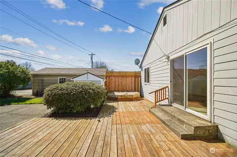 Exterior - 1128 20th Ave, Longview, WA 98632 photo 5 of 5