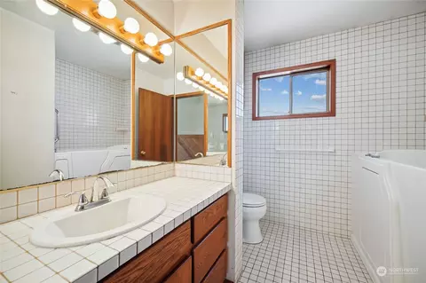 Bath - 1128 20th Ave, Longview, WA 98632 photo 1 of 3