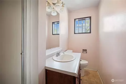 Bath - 1128 20th Ave, Longview, WA 98632 photo 2 of 3