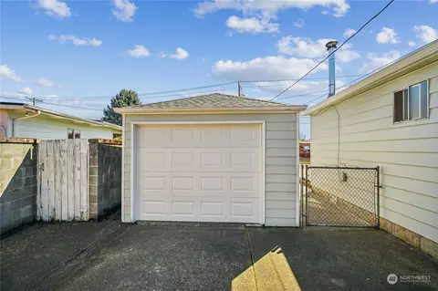 Exterior - 1128 20th Ave, Longview, WA 98632 photo 4 of 5