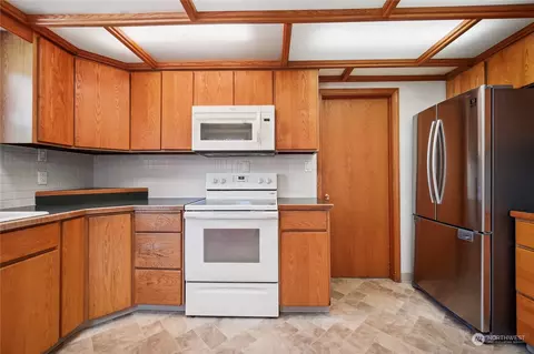 Kitchen - 1128 20th Ave, Longview, WA 98632 photo 3 of 4