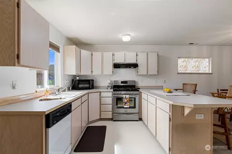 Kitchen - 1019 E Broad St, Bremerton, WA 98310 photo 3 of 6