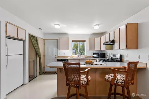 Kitchen - 1019 E Broad St, Bremerton, WA 98310 photo 1 of 6
