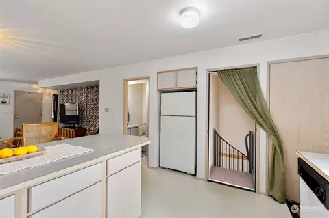 Kitchen - 1019 E Broad St, Bremerton, WA 98310 photo 4 of 6