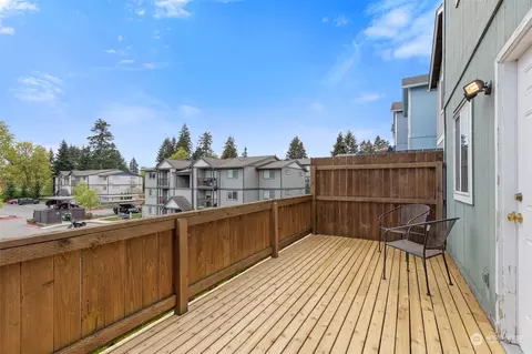 Exterior - 1019 E Broad St, Bremerton, WA 98310 photo 4 of 6