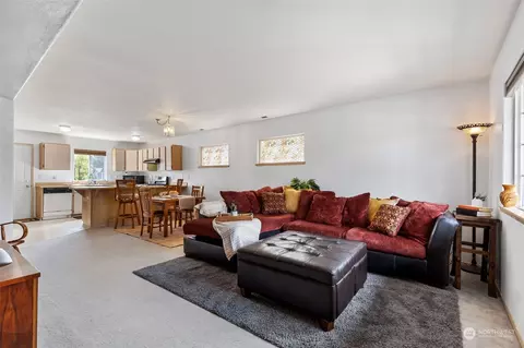 Living - 1019 E Broad St, Bremerton, WA 98310 photo 1 of 1