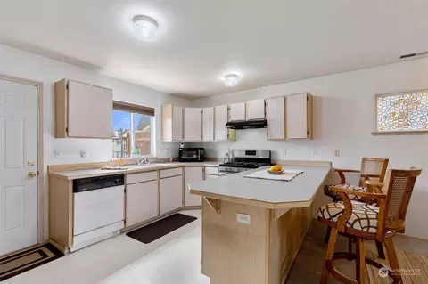 Kitchen - 1019 E Broad St, Bremerton, WA 98310 photo 2 of 6