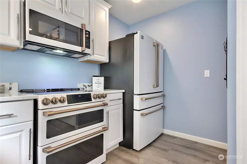 Kitchen - 2817 Hannen St, Dupont, WA 98327 photo 2 of 3