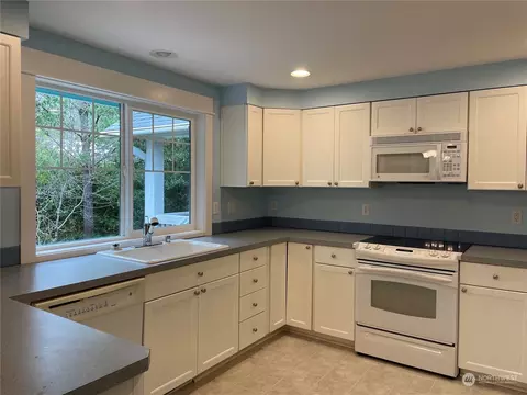 Kitchen - 2001 196th St, Long Beach, WA 98631 photo 1 of 4