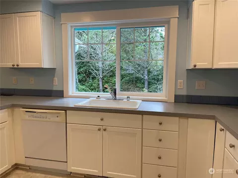 Kitchen - 2001 196th St, Long Beach, WA 98631 photo 3 of 4
