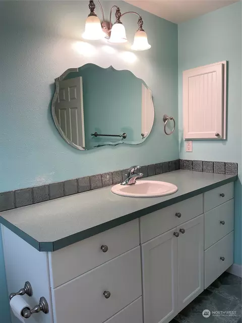 Bath - 2001 196th St, Long Beach, WA 98631 photo 1 of 5