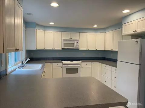 Kitchen - 2001 196th St, Long Beach, WA 98631 photo 2 of 4