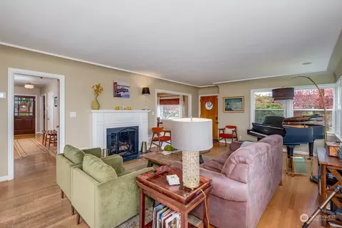 Living - 531 Alverson Blvd, Everett, WA 98201 photo 3 of 6