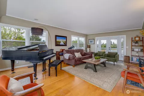 Living - 531 Alverson Blvd, Everett, WA 98201 photo 1 of 6