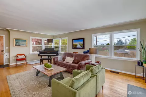 Living - 531 Alverson Blvd, Everett, WA 98201 photo 2 of 6