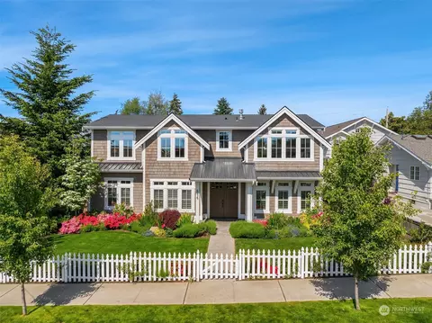 656 16th Ave W, Kirkland, WA 98033