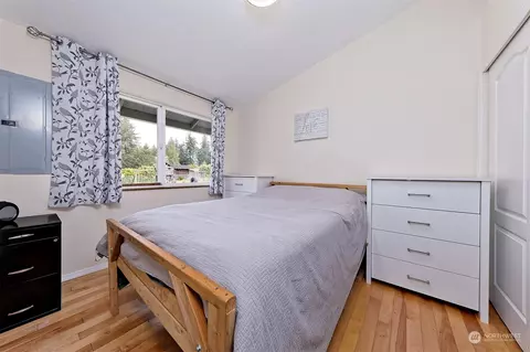 Bedroom - 6545 E Grapeview Loop Rd, Allyn, WA 98524 photo 1 of 4