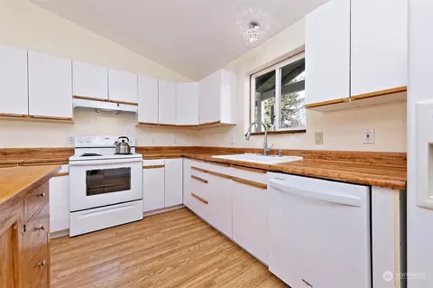 Kitchen - 6545 E Grapeview Loop Rd, Allyn, WA 98524 photo 1 of 2