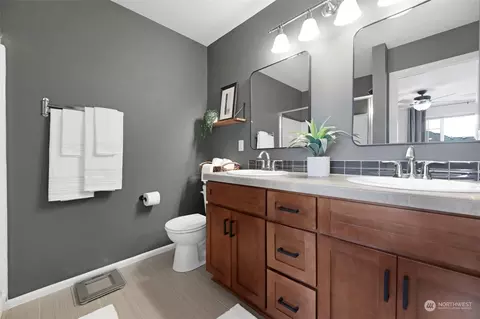 Bath - 3458 31st Dr, Everett, WA 98201 photo 3 of 5
