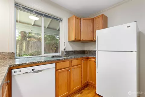 Kitchen - 12014 10th Dr SE #B, Everett, WA 98208 photo 10 of 12